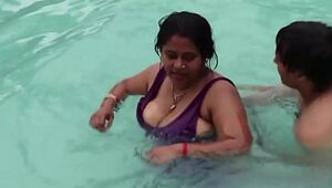 Red-hot beautiful desi aunty showcasing bod in the pool