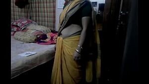 Desi tamil Married aunty revealing belly button in saree with audio