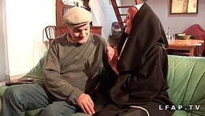 Une vieille nonne baisee et sodomisee par Papy et sonny pote