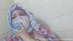 Real Arab Ø¹Ø±Ø¨ ÙˆÙ‚Ø­Ø© ÙƒØ³ Mummy Sins In Hijab By Blasting Her Muslim Cooch On Web cam ARABE RELIGIOUS Intercourse