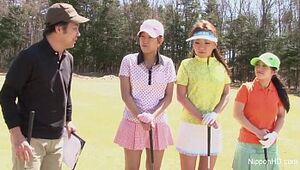 Chinese teenager femmes plays golf bare