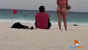 Mostrando el arse en tanga por la playa y calentando a hombres, solo dos se animaron a tocarme (Video Completo en mi tunnel premium de XVIDEOS)